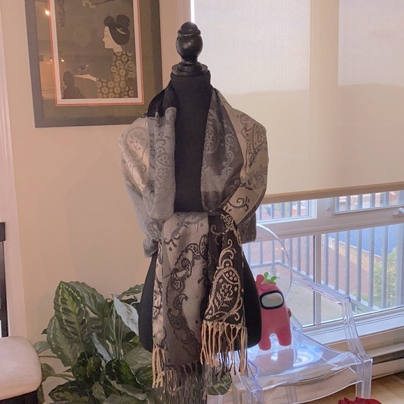 Kaleidos Moda  from Italy magnificent pashmina in beautiful design w/ fringe - Picture 2 of 5